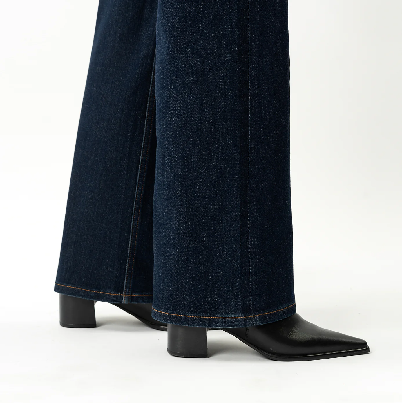 Relaxed ComfortDenim™ Jeans - Image 9