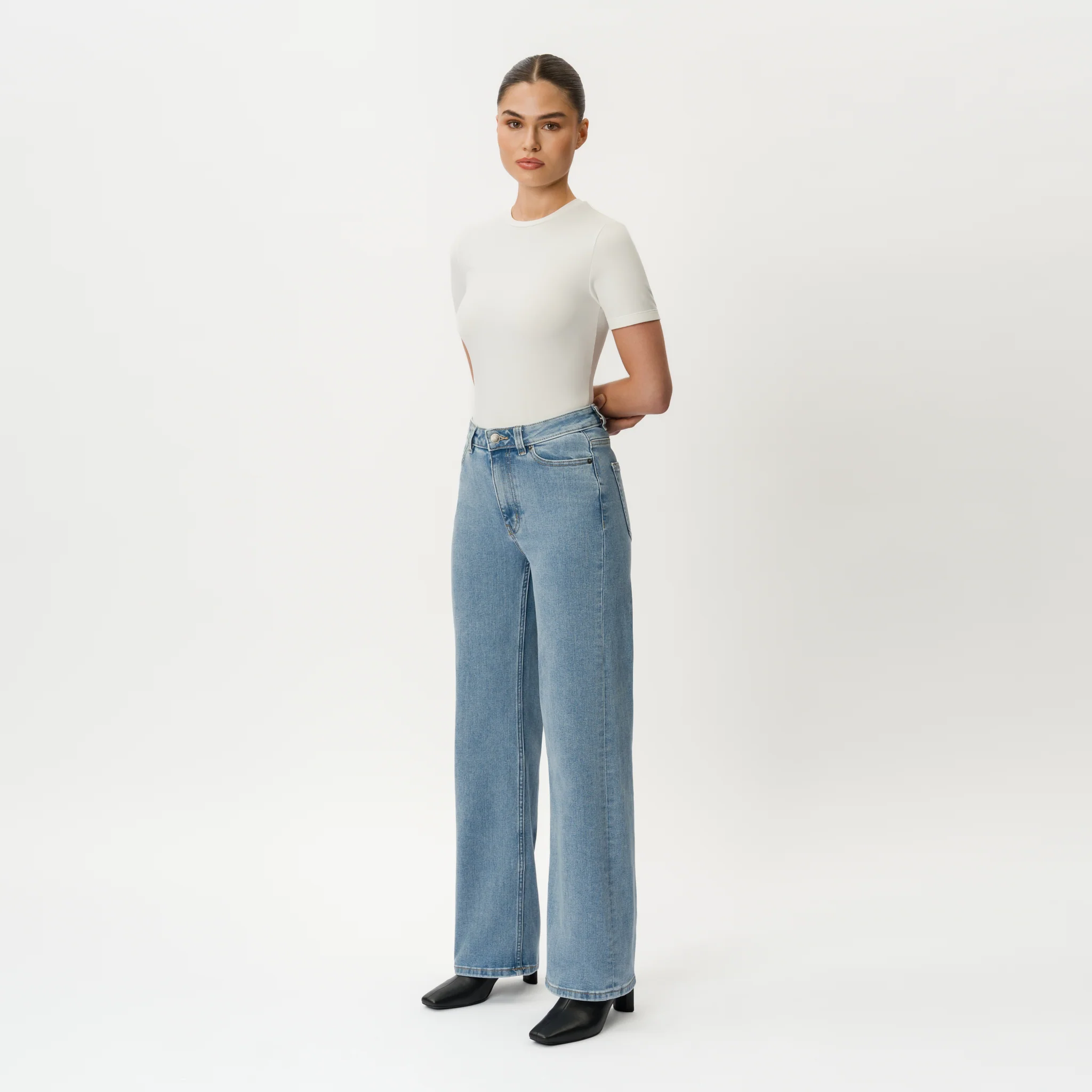 Relaxed ComfortDenim™ Jeans - Image 7