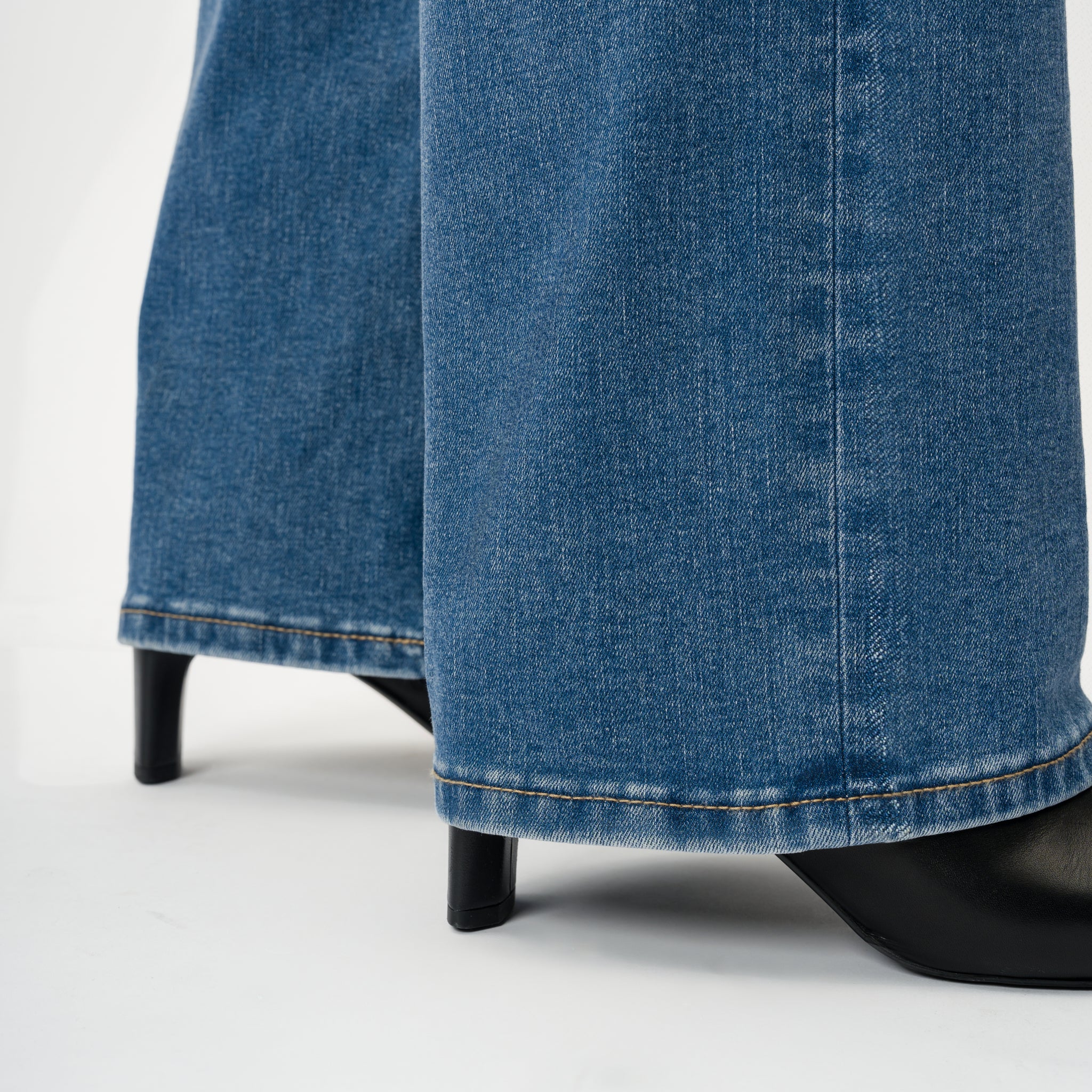 Relaxed ComfortDenim™ Jeans - Image 7