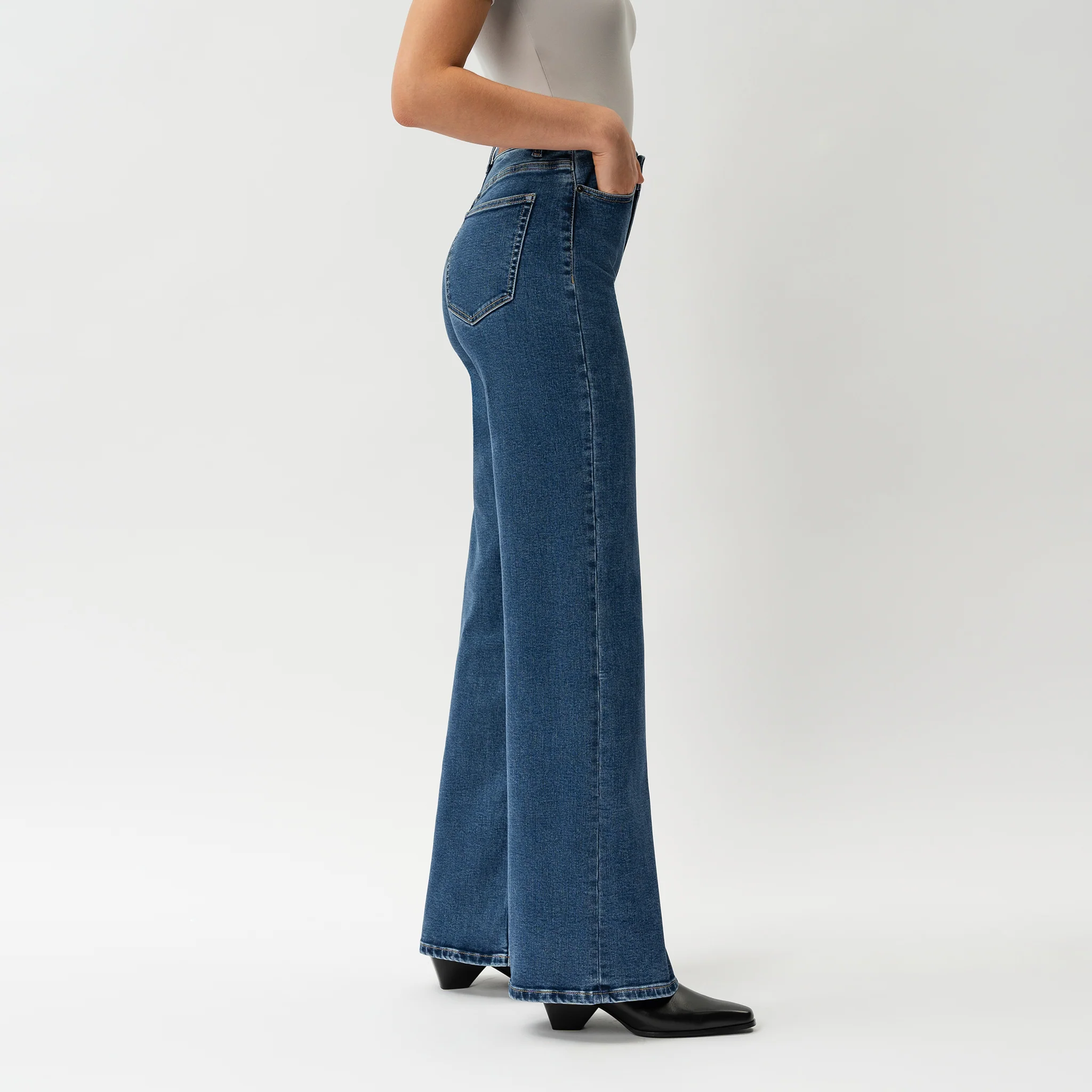 Relaxed ComfortDenim™ Jeans - Image 6